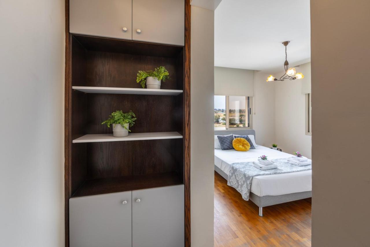 Mackenzie Beachfront Eftyhia Suite Larnaca Luaran gambar