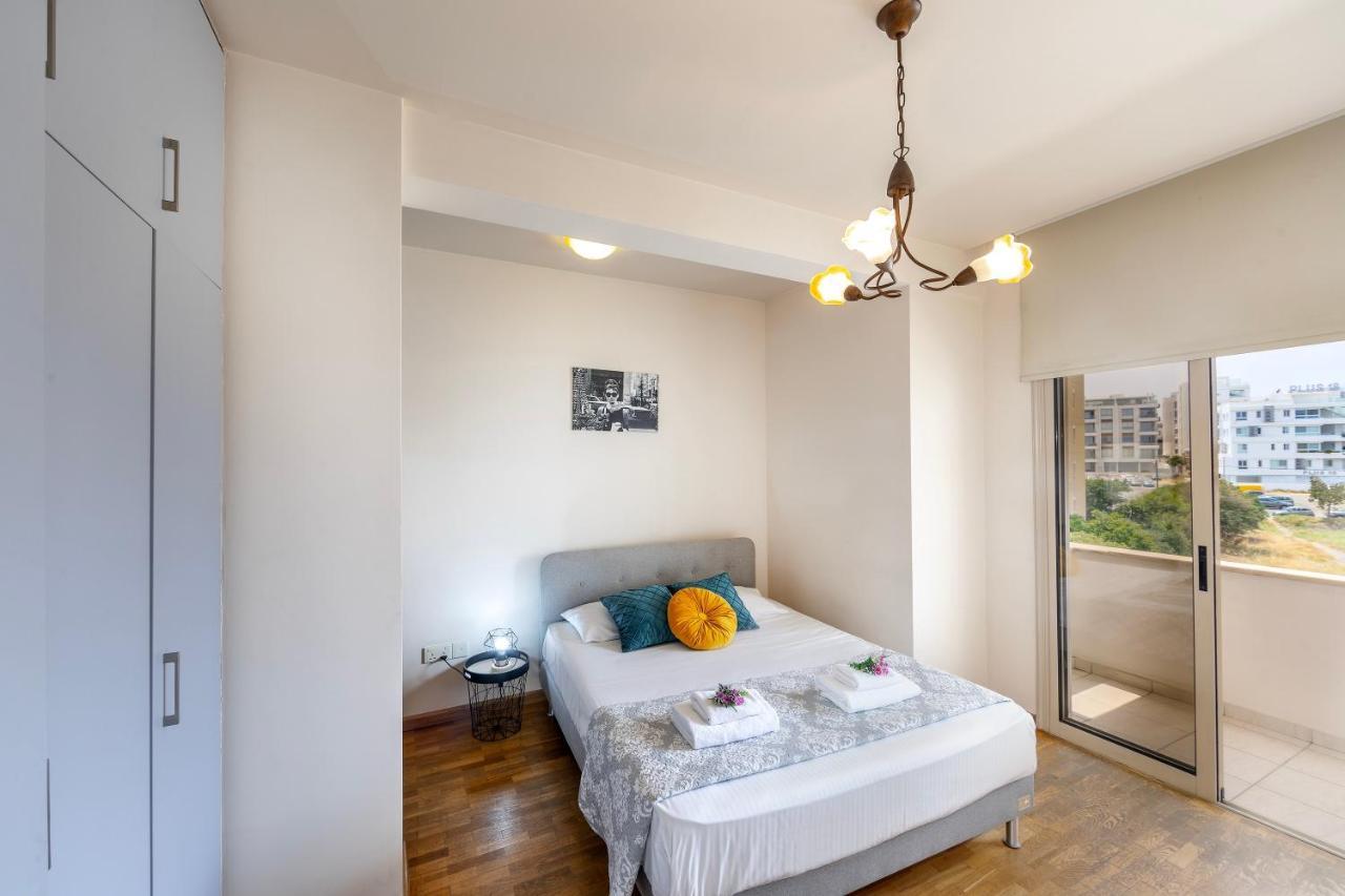 Mackenzie Beachfront Eftyhia Suite Larnaca Luaran gambar